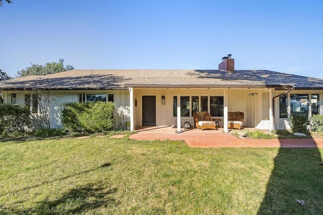 Building Photo - 724 N Refugio Rd