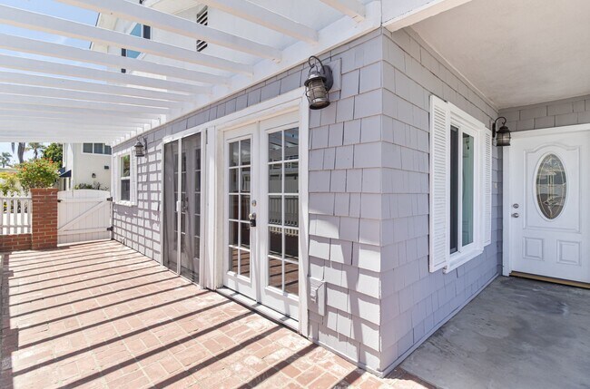 Foto del edificio - AVAILABLE NOW!!  WATERFRONT HOME ON MARINE...