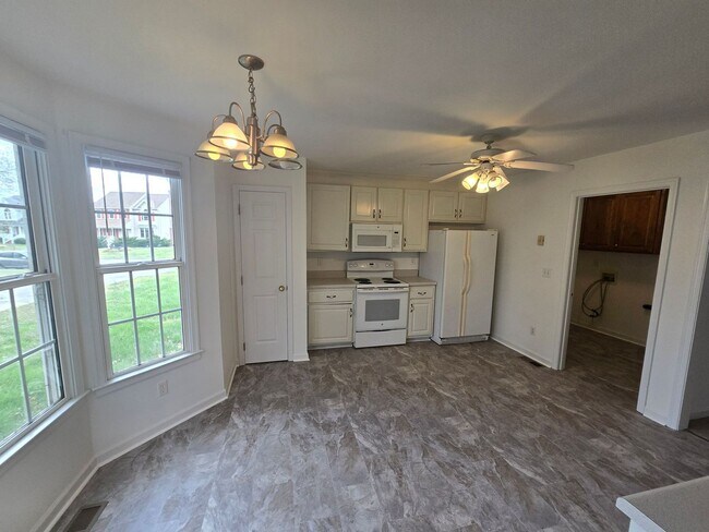 Foto del edificio - 3 bedroom rancher  in City of Colonial Hei...