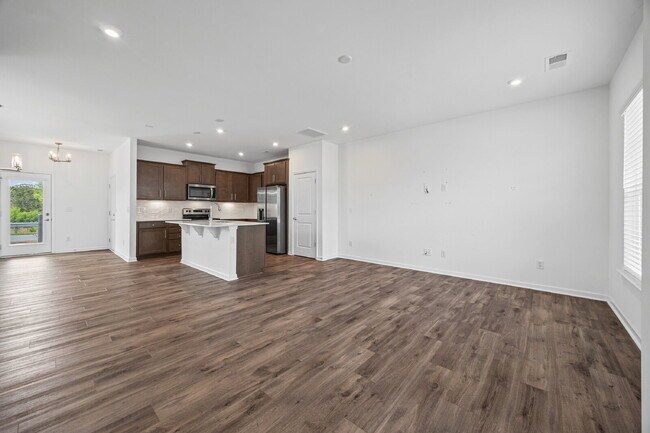 Foto del edificio - Spacious 3BR Townhome with Garage, Open Layout & Community Pool – Move-In Ready!