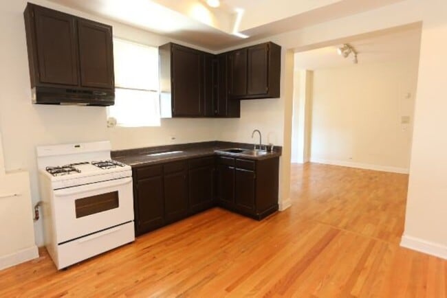 Building Photo - 1411 W Erie St