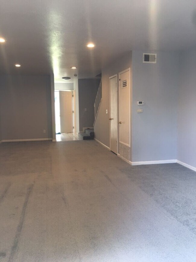 Foto del edificio - Great 2 bd 1 and 1/2 bath townhouse in sup...