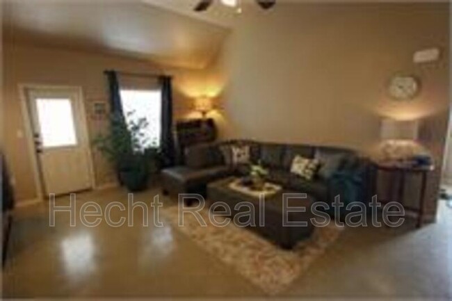 Foto del edificio - 2556 Pahmeyer Rd