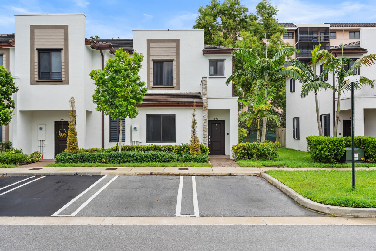 Foto principal - 340 NE 208th Terrace