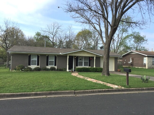 Building Photo - 1405 Green Forest Dr