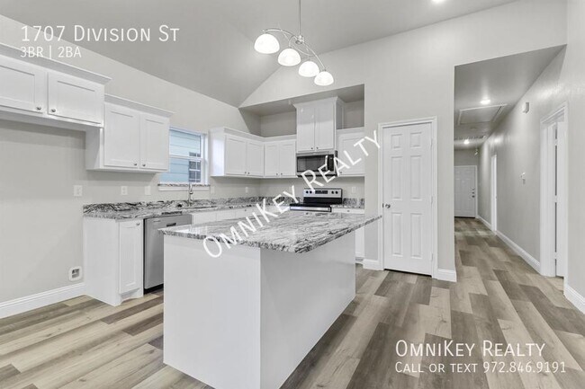 Building Photo - 1707 Division St