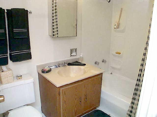 Primer cuarto de baño - Kings Court Apartments
