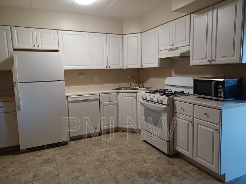 Foto del edificio - 660 N Hobart Rd