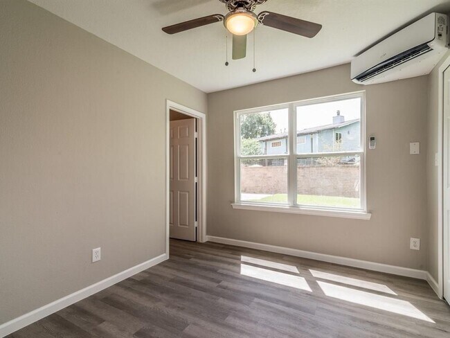 Foto del edificio - 1819 Cove Park Dr