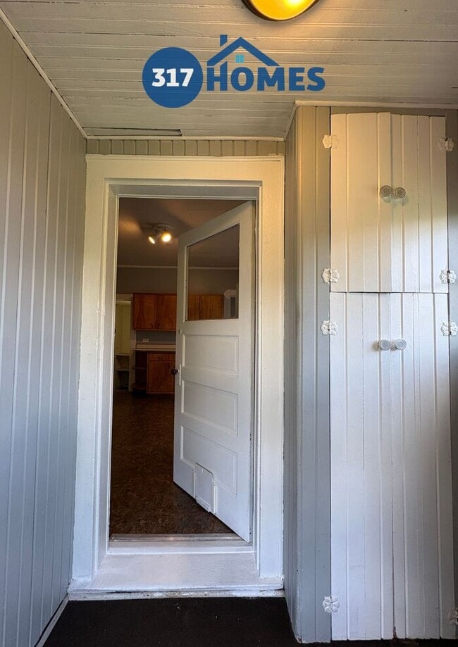 Building Photo - Lovely 2 Bedroom Duplex