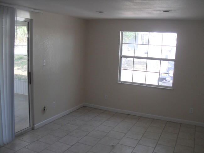 Foto del edificio - Great Location for This 4BR/1BA Lakeland H...