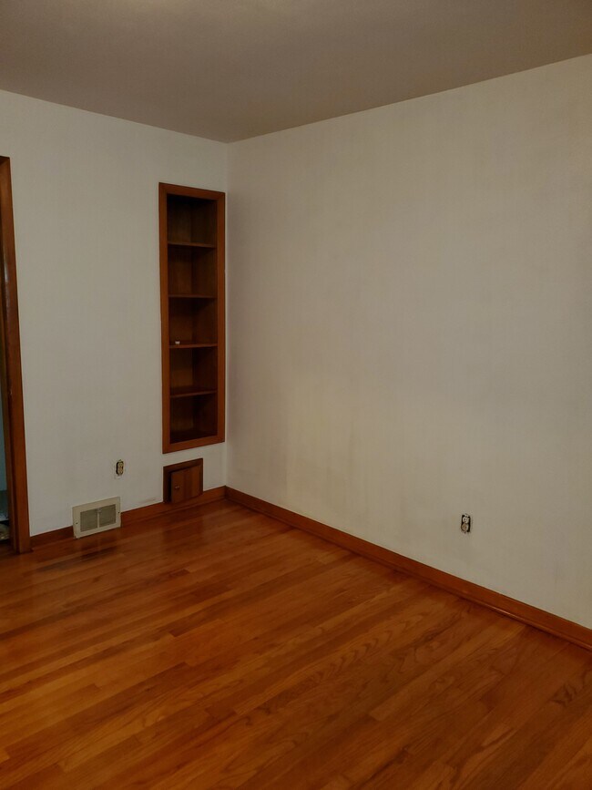 Bedroom 1 with built-in - 101 N Paterson St