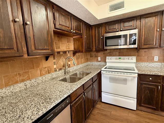 Building Photo - 2300 Bamboo Dr