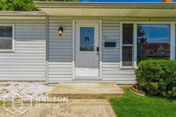 Building Photo - AVAILABLE NOW! - 237 W Milton, Columbia, I...