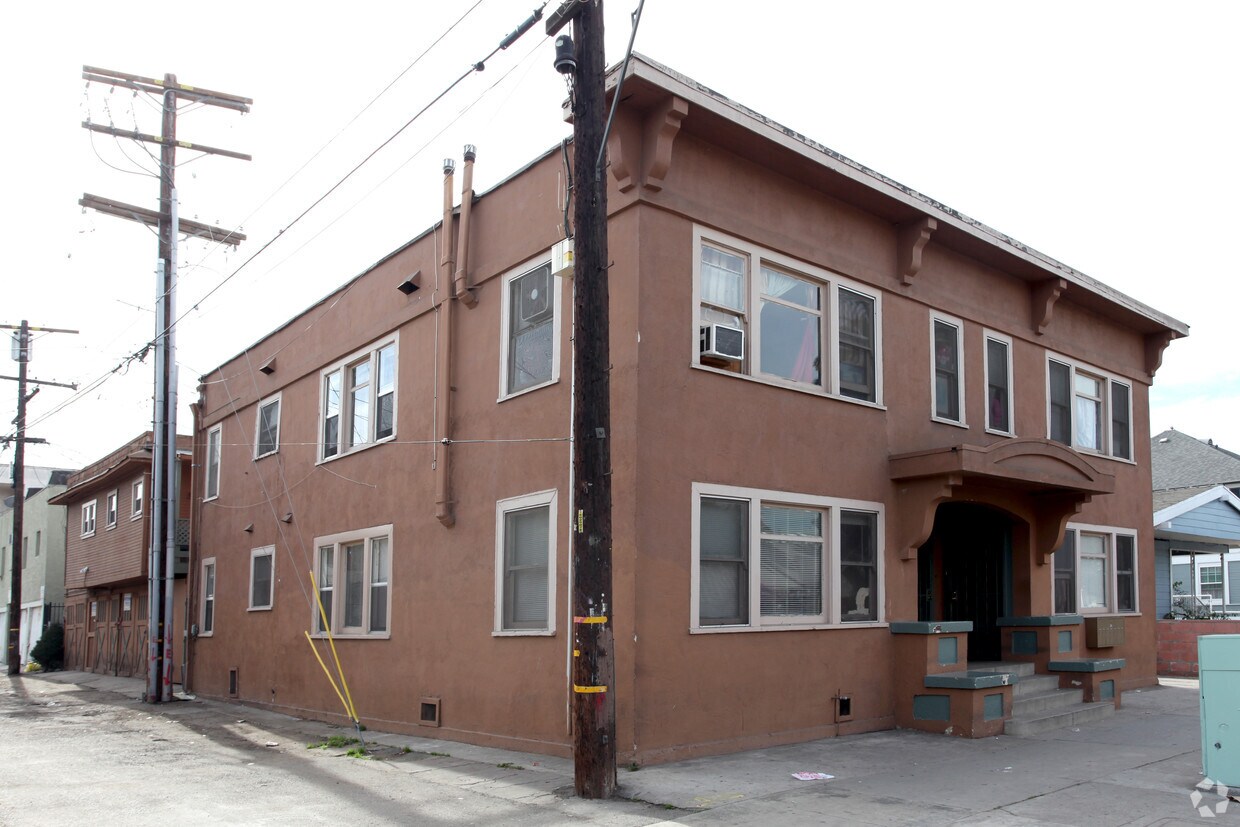 Building Photo - 716 E 7th St