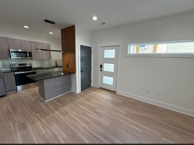 Building Photo - 3203 Memorial Ave