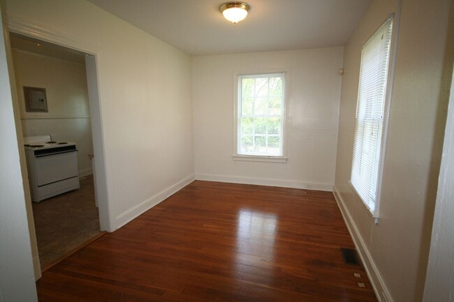 Building Photo - Georgian brick. Separate dining room. Over 1,000 square feet near 9th Street.
