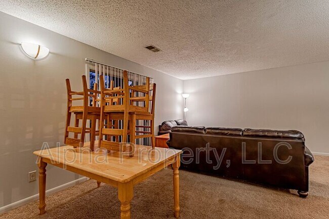 Building Photo - 220 Elm St