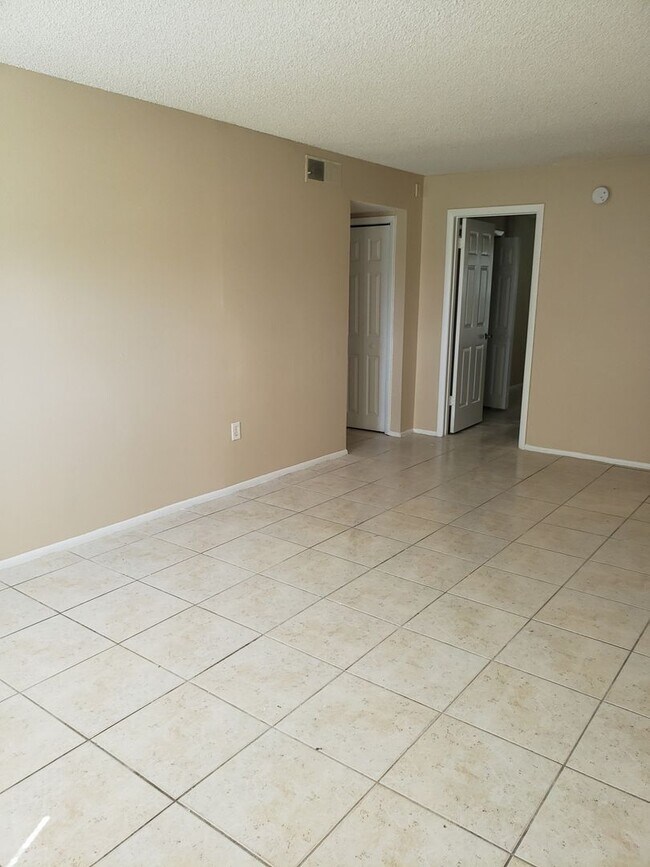 Building Photo - Nice and Spacious Condo 2Bed/1Bath