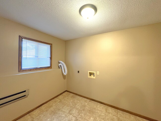 Foto del edificio - 632 Saxonwood Rd