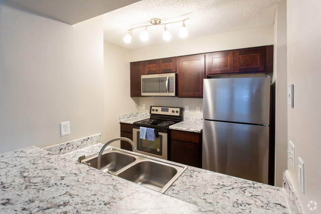 1HAB, 1BA - 689 ft² - Hampton Center Apartments