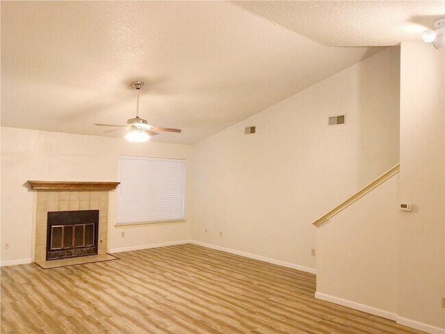 Building Photo - 6802 Luckenbach Ln