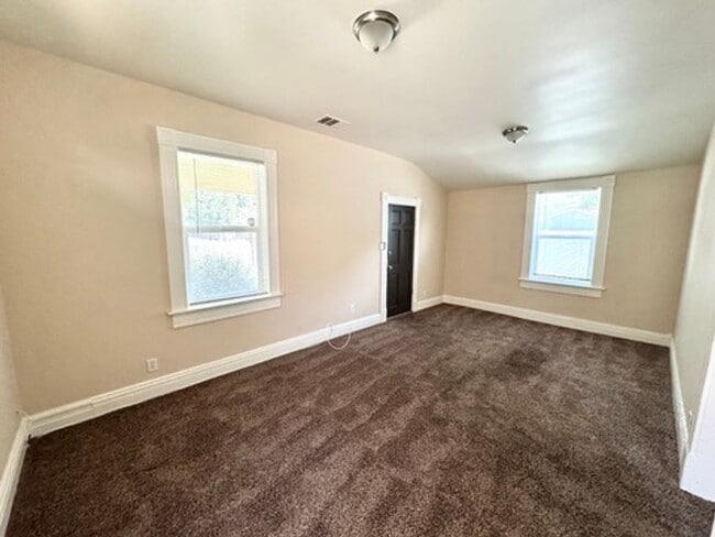 Building Photo - Old World Charm 2 bedroom / 1 bath
