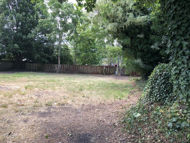 Building Photo - 3 bedroom 1 bathroom house in Springfield!