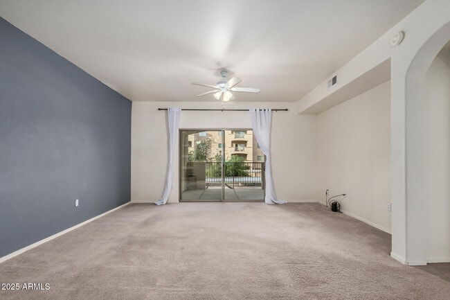 Building Photo - 920 E Devonshire Ave