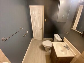 Building Photo - 2103 Holly Dr