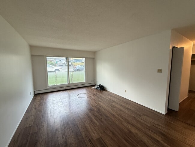 Building Photo - 1480-1480 Boundary Crescent