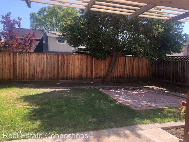 Building Photo - 4 br, 2.5 bath House - 6224 Solomon Court