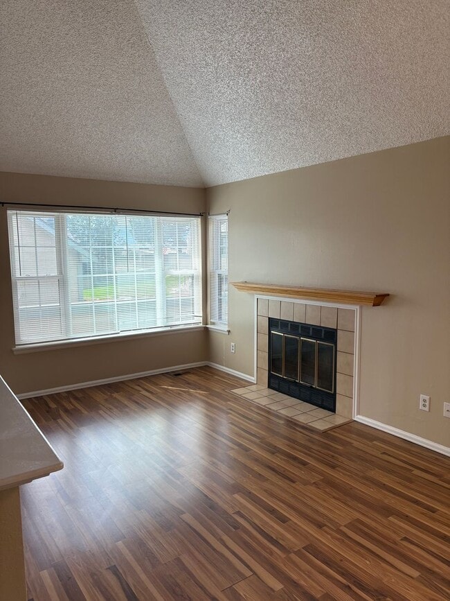 Building Photo - $1818 | 2BR/2BA | Dog Friendly Townhouse w...