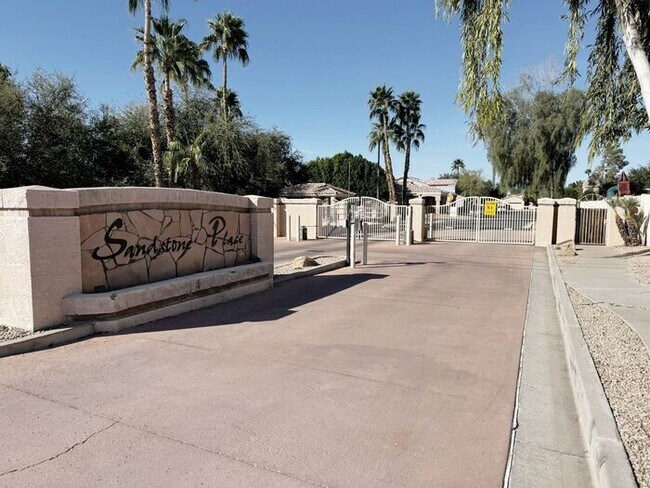 Foto del edificio - ABSOLUTELY STUNNING 4BR 2.5BA, OVER 2100SQFT, COMMUNITY POOL, CHANDLER