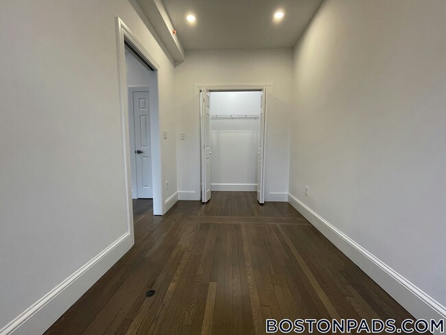 Building Photo - 11 Queensberry St
