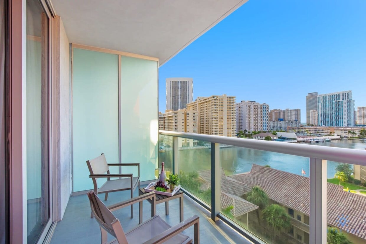Foto principal - 2602 E Hallandale Beach Blvd