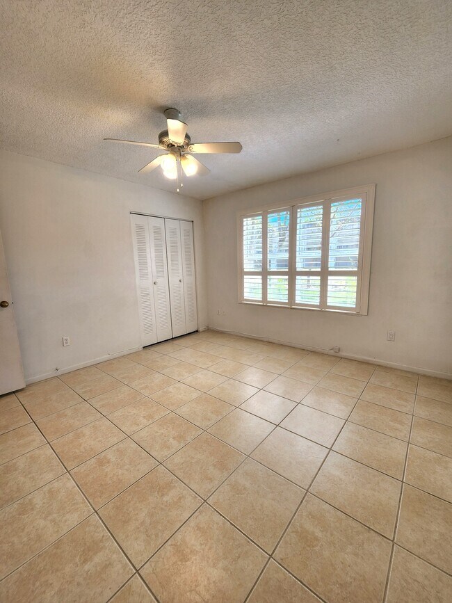 Foto del edificio - 5590 NW 61st St