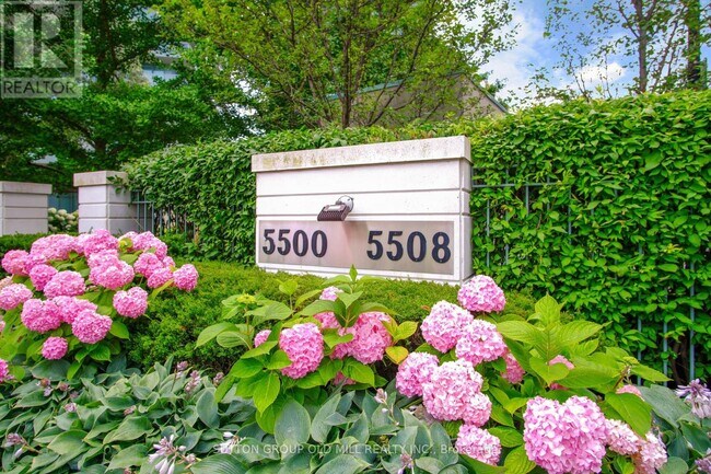 Photo du bâtiment - 5500-5500 Yonge St