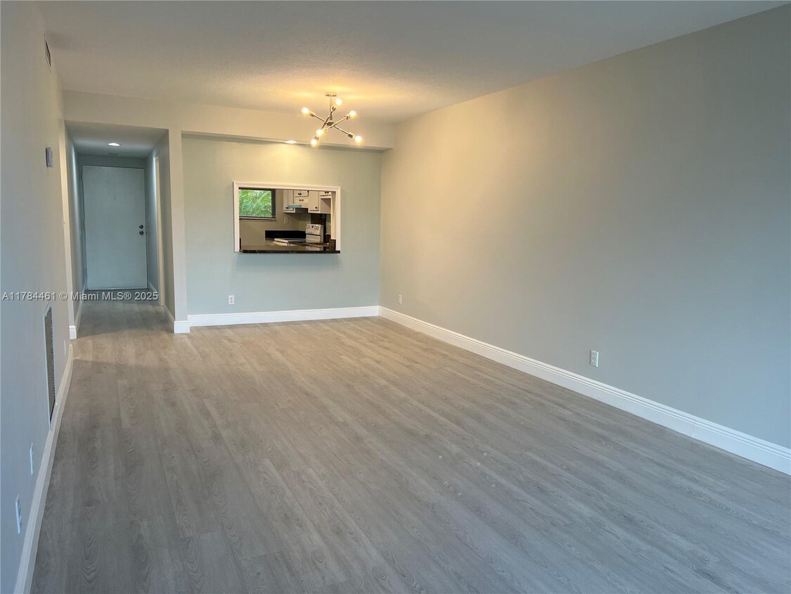 Foto principal - 8437 Forest Hills Dr