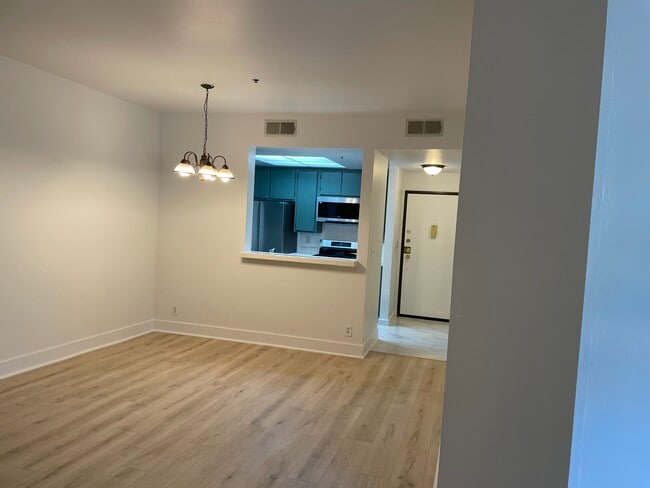 Building Photo - 525 S Berendo St