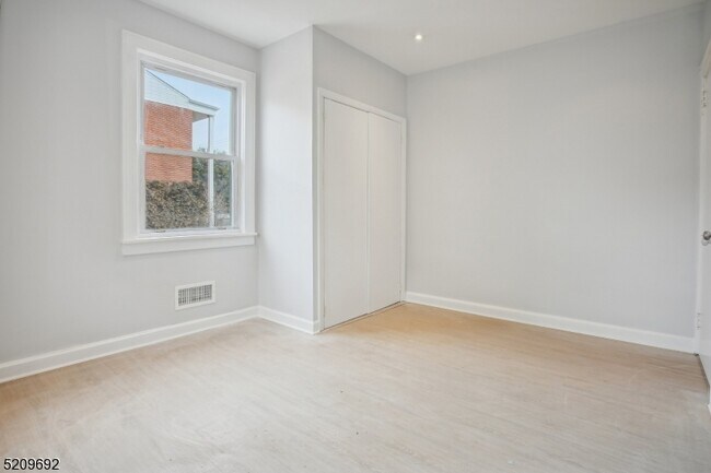 Building Photo - 2 Meeker Pl