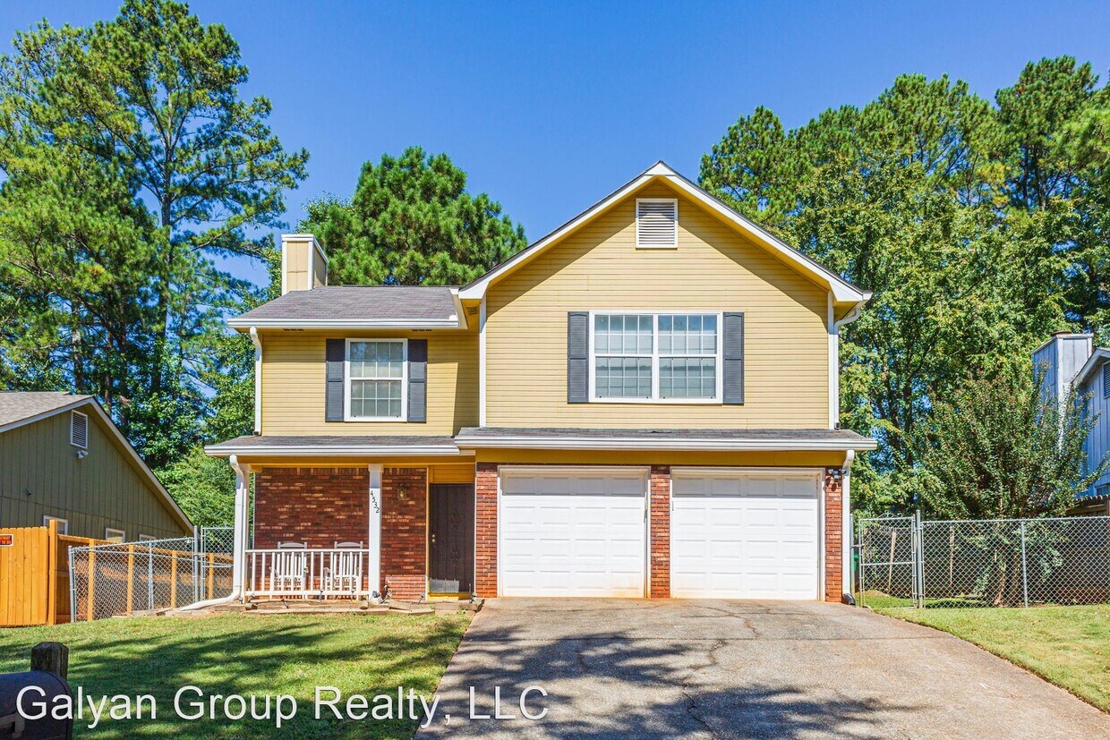 3 br, 2.5 bath House 4532 Yorkdale Drive House Rental in Decatur