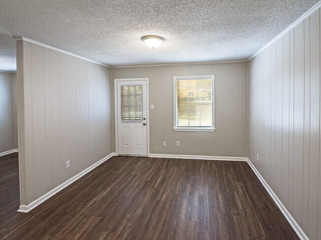 Building Photo - UPDATED 3 bed, 2.5 bath duplex on cul-de-s...
