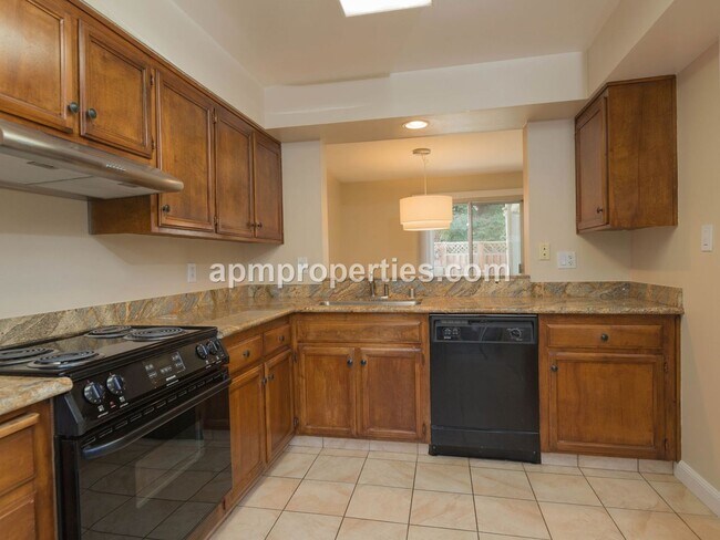 Building Photo - Wonderful 3 Bedroom, 2.5 bath, Updated Tow...