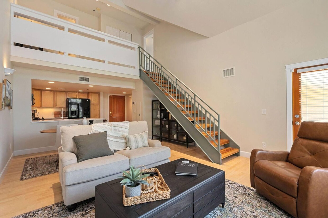 Primary Photo - 330 N Howes St