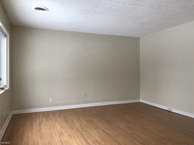 Building Photo - 3 br, 1 bath House - 13311 Julius Ave