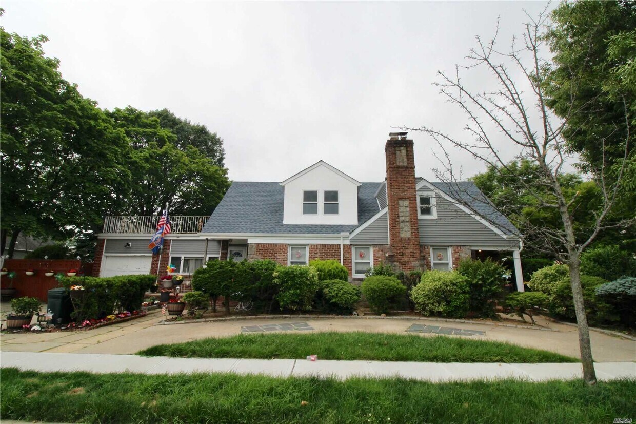 382 N Grove St, Valley Stream, NY 11580 House Rental in Valley Stream