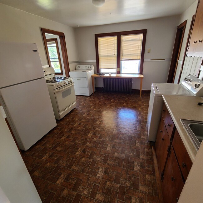 Kitchen - 47 Peace St