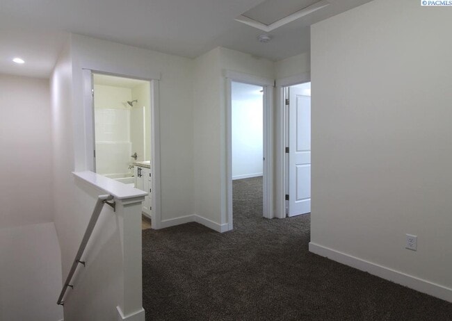 Building Photo - 3 Bed/2.5 Bath Townhouse in Kennewick