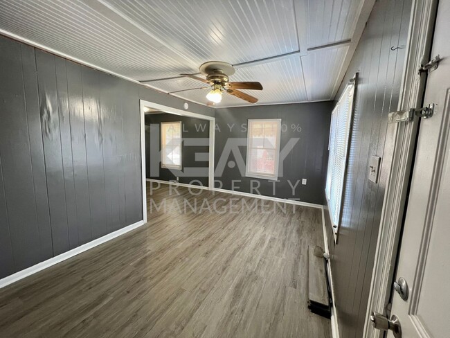 Building Photo - 3 Bedroom, 1 Bath Home off of Pinhook!